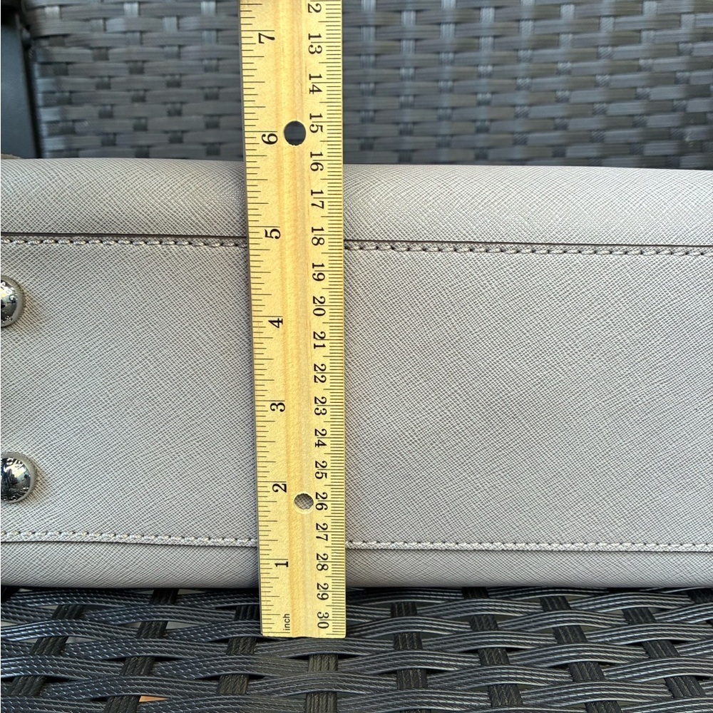 Michael Kors Bag,Michael Kors Light Gray Shoulder Bag. - Picture 14 of 16